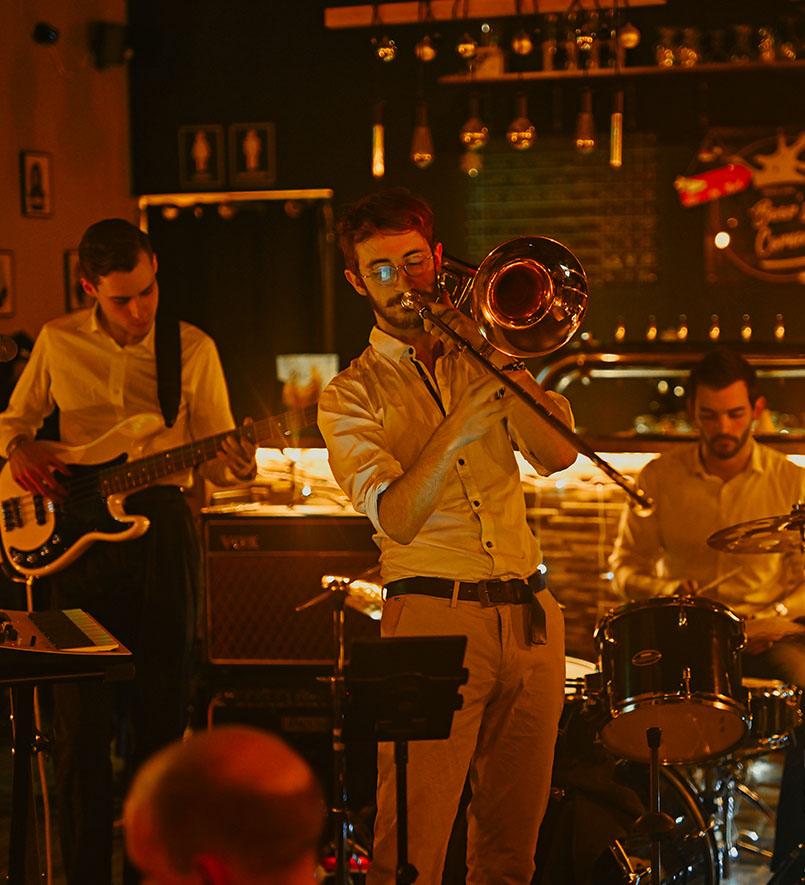 Beer's Corner bar concert